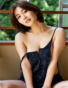 与亲女洗澡时伦了