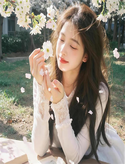 《花儿朵朵》专业影评扣人心弦的：剧情结构、人物塑造、主题思想三重分析